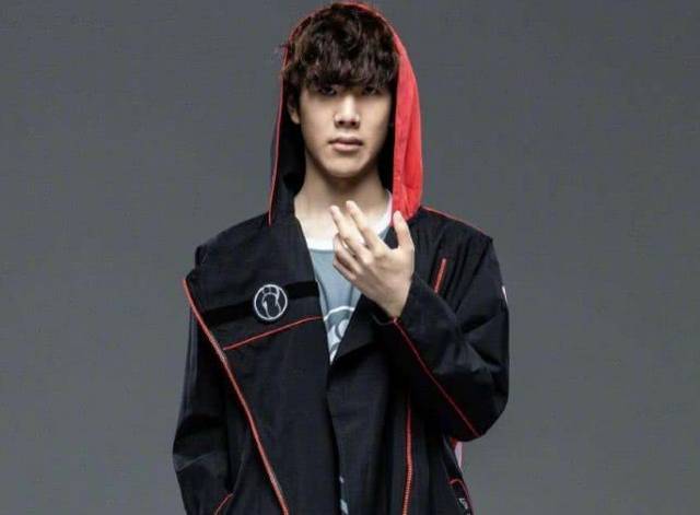 TES发布对阵WBG赛后返图：明暗无辄，我们会坚定地越过夜幕