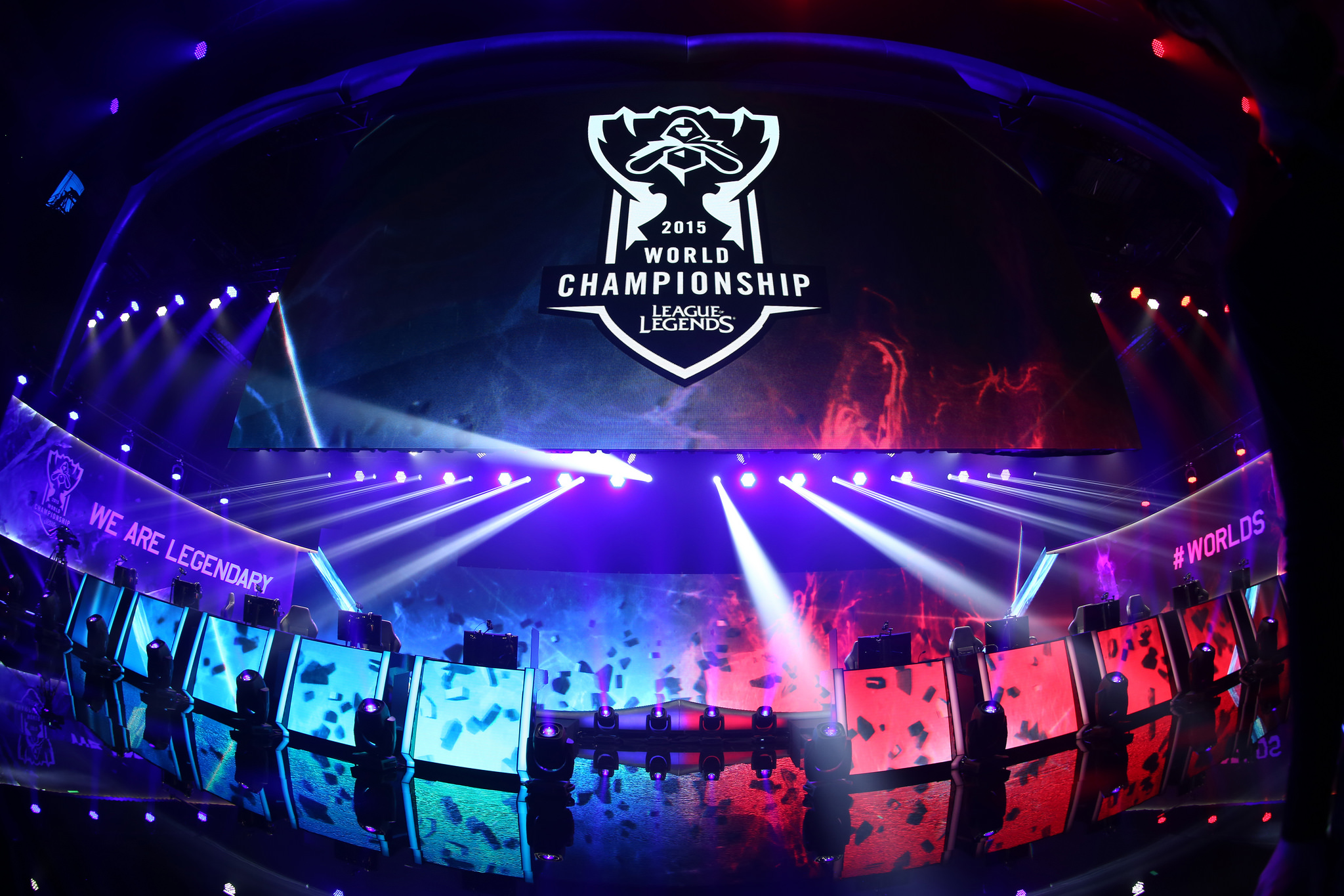 今日凌晨结束的2023LEC春季赛的总决赛中，MAD在先失两城的情况下，连下三局成功击败BDS夺得春冠，MAD也成功锁定了2023MSI席位