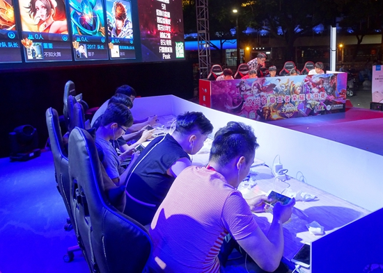 AL Club 发布了最终化妆的幕后照片：红熊猫的幕后照片来了~