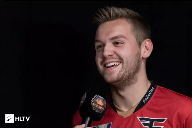 赛后采访小伞：和cat走下路不用带脑子